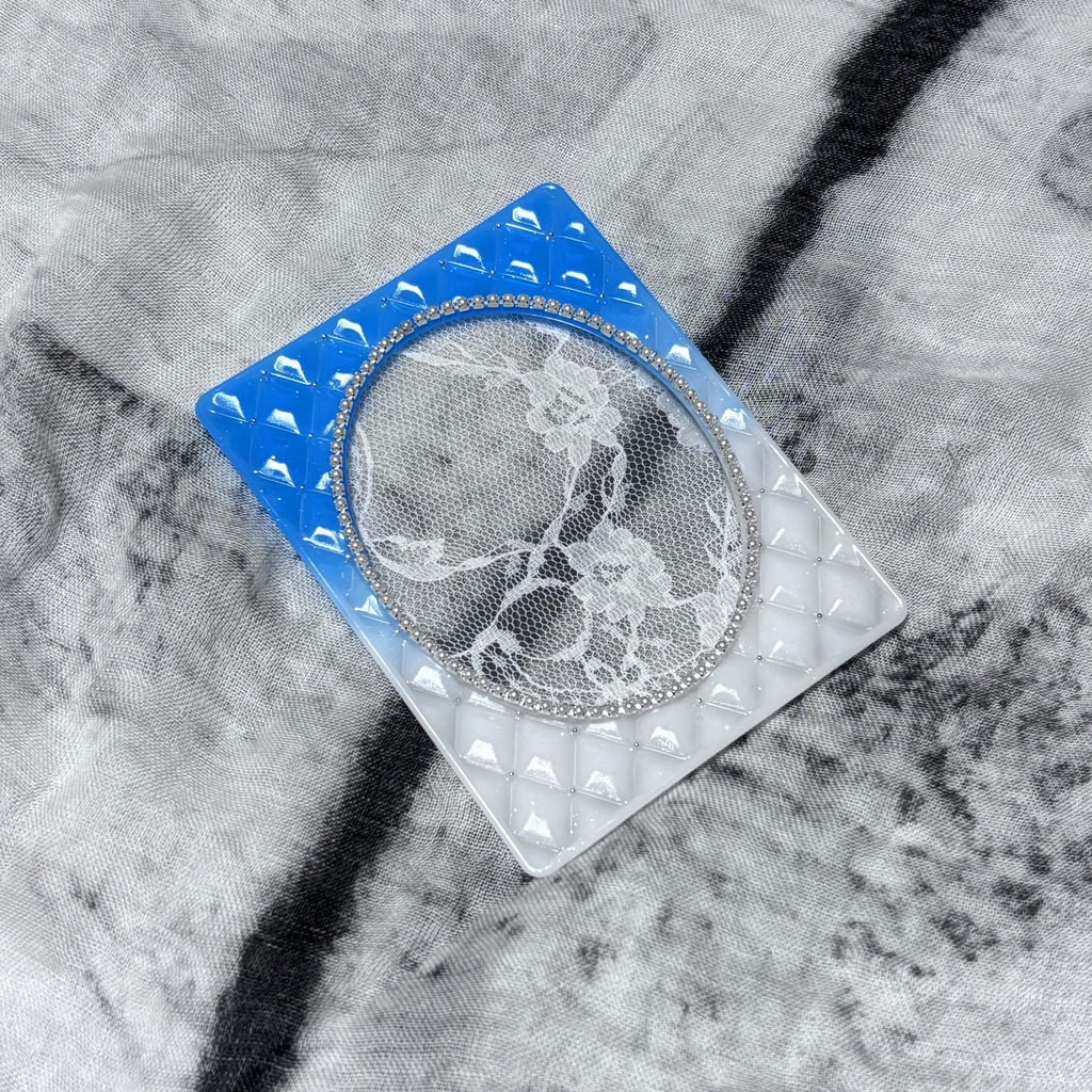 ブルー＆ホワイト 水色＆白 ラメ パール グラデーション キルティング デコケース トレカケース レジン ハンドメイド 推し活 オタ活 B8