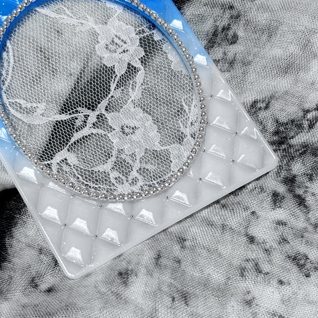 ブルー&ホワイト 水色&白 ラメ パール グラデーション キルティング デコケース トレカケース レジン ハンドメイド 推し活 オタ活 B8