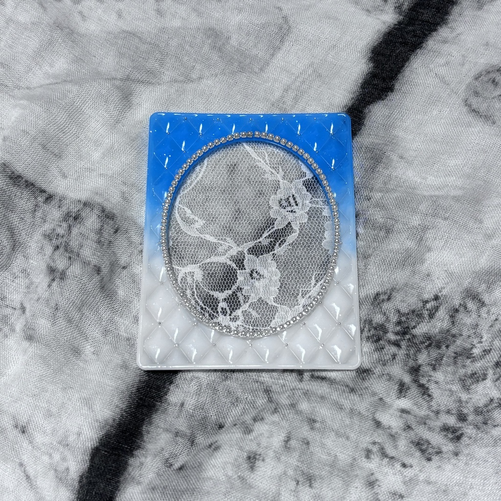 ブルー&ホワイト 水色&白 ラメ パール グラデーション キルティング デコケース トレカケース レジン ハンドメイド 推し活 オタ活 B8