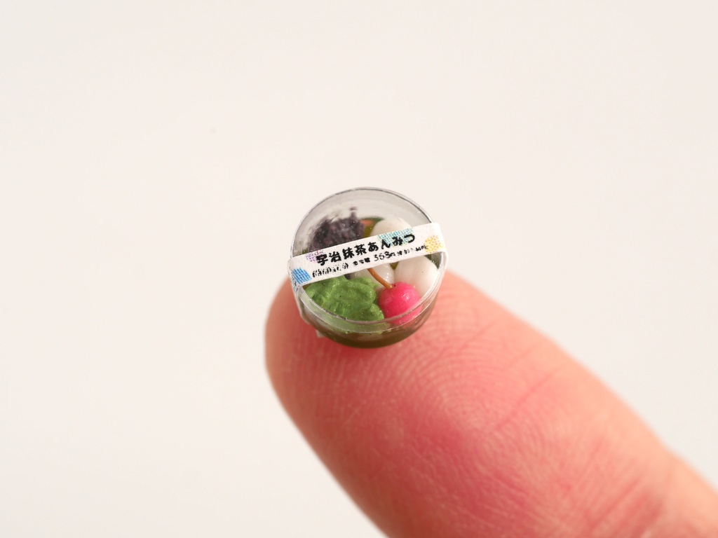 【ミニチュア】コンビニスイーツ2種(冷やしみたらし団子&宇治抹茶あんみつ)+スプーン2つ+コンビニ袋