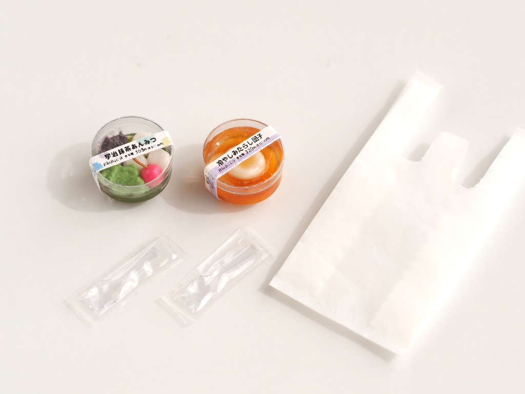 【ミニチュア】コンビニスイーツ2種(冷やしみたらし団子&宇治抹茶あんみつ)+スプーン2つ+コンビニ袋
