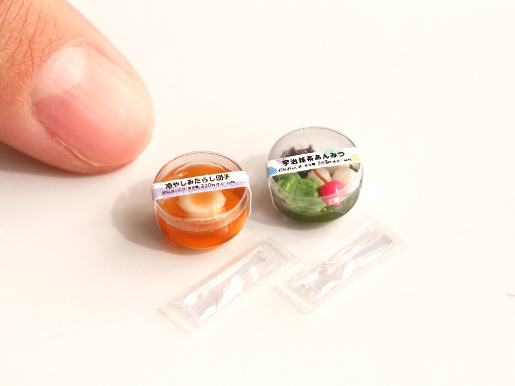 【ミニチュア】コンビニスイーツ2種(冷やしみたらし団子&宇治抹茶あんみつ)+スプーン2つ+コンビニ袋
