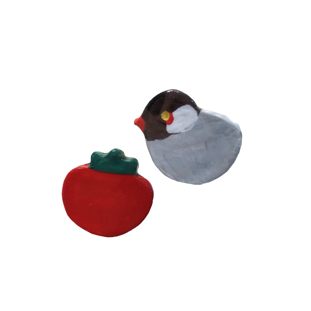 桜文鳥と大きなトマトのブローチ