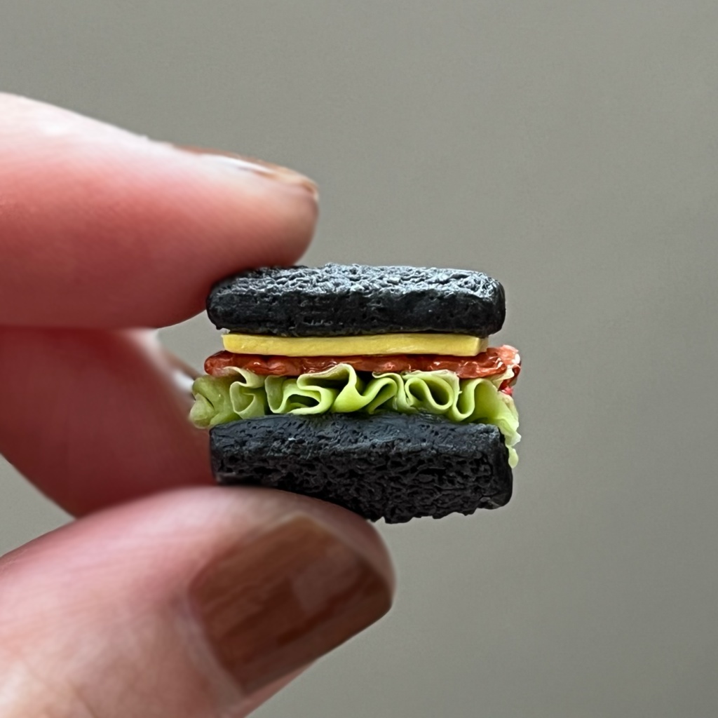 ミニチュア　炭パンサンドイッチ charcoal bread sandwich