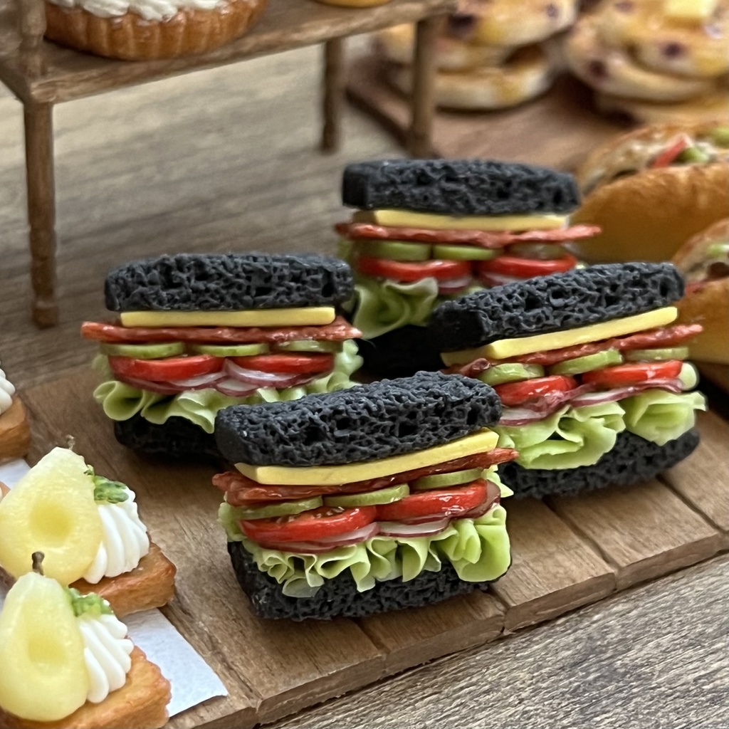 ミニチュア　炭パンサンドイッチ charcoal bread sandwich