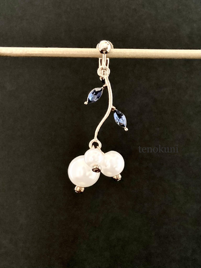 真珠を宿す蒼い蔦(つた)のイヤリング