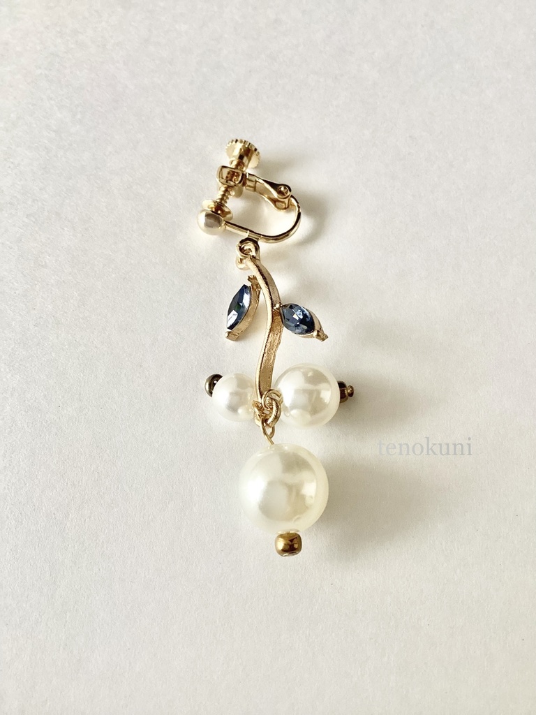 真珠を宿す蒼い蔦(つた)のイヤリング