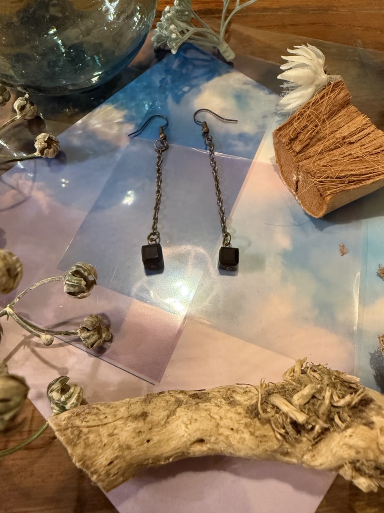 四角いガラスの一粒ピアス（黒）