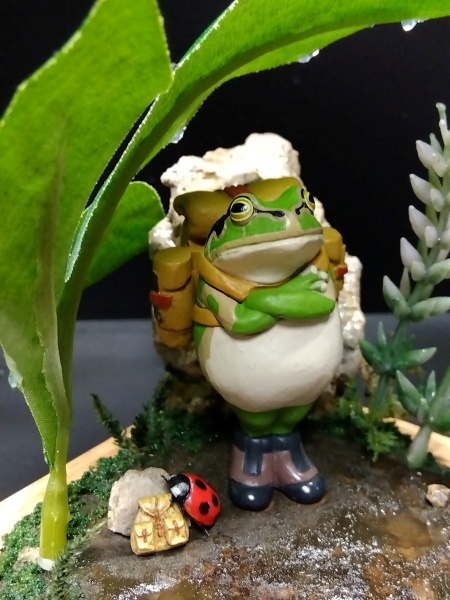 カエルのジオラマ台「すぐに晴れるさ、」