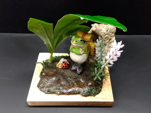 カエルのジオラマ台「すぐに晴れるさ、」