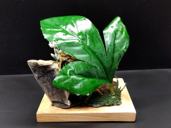 カエルのジオラマ台「すぐに晴れるさ、」