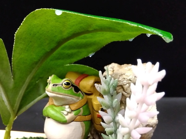 カエルのジオラマ台「すぐに晴れるさ、」