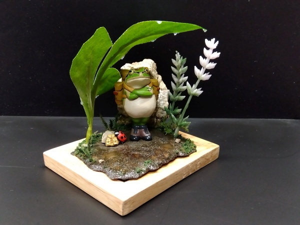 カエルのジオラマ台「すぐに晴れるさ、」