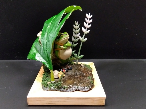 カエルのジオラマ台「すぐに晴れるさ、」