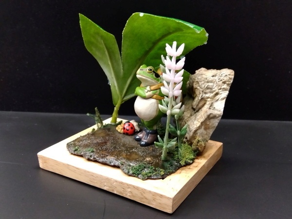 カエルのジオラマ台「すぐに晴れるさ、」