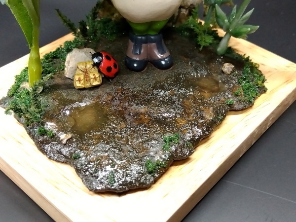 カエルのジオラマ台「すぐに晴れるさ、」