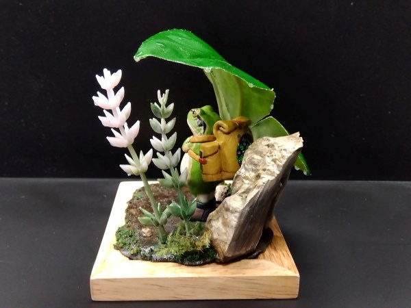 カエルのジオラマ台「すぐに晴れるさ、」