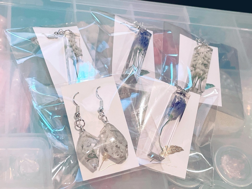 ドライフラワー入りレジン（ピアスorキーホルダー）