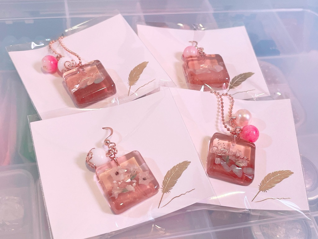 ドライフラワー・シェル入りレジン 天然石付き（ピアスorキーホルダー）