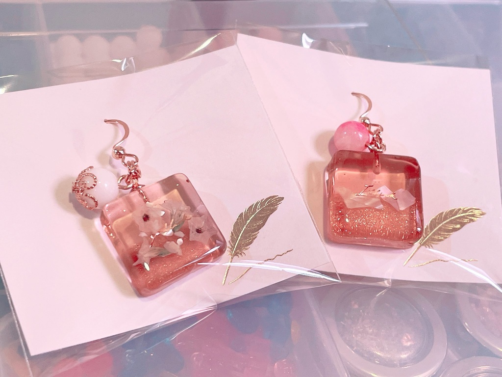 ドライフラワー・シェル入りレジン 天然石付き(ピアスorキーホルダー)