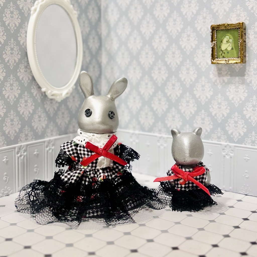 【苺の黒フリルお洋服】女の子サイズ&赤ちゃんサイズ　お揃い2点セット