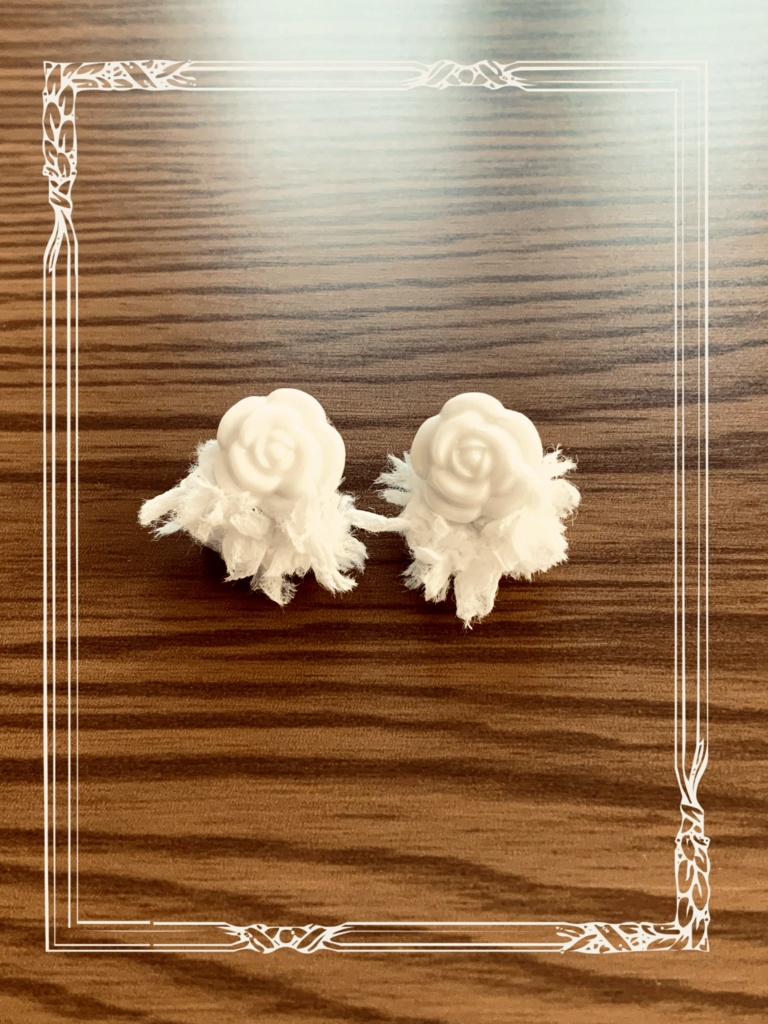 白い薔薇のピアス/イヤリング        