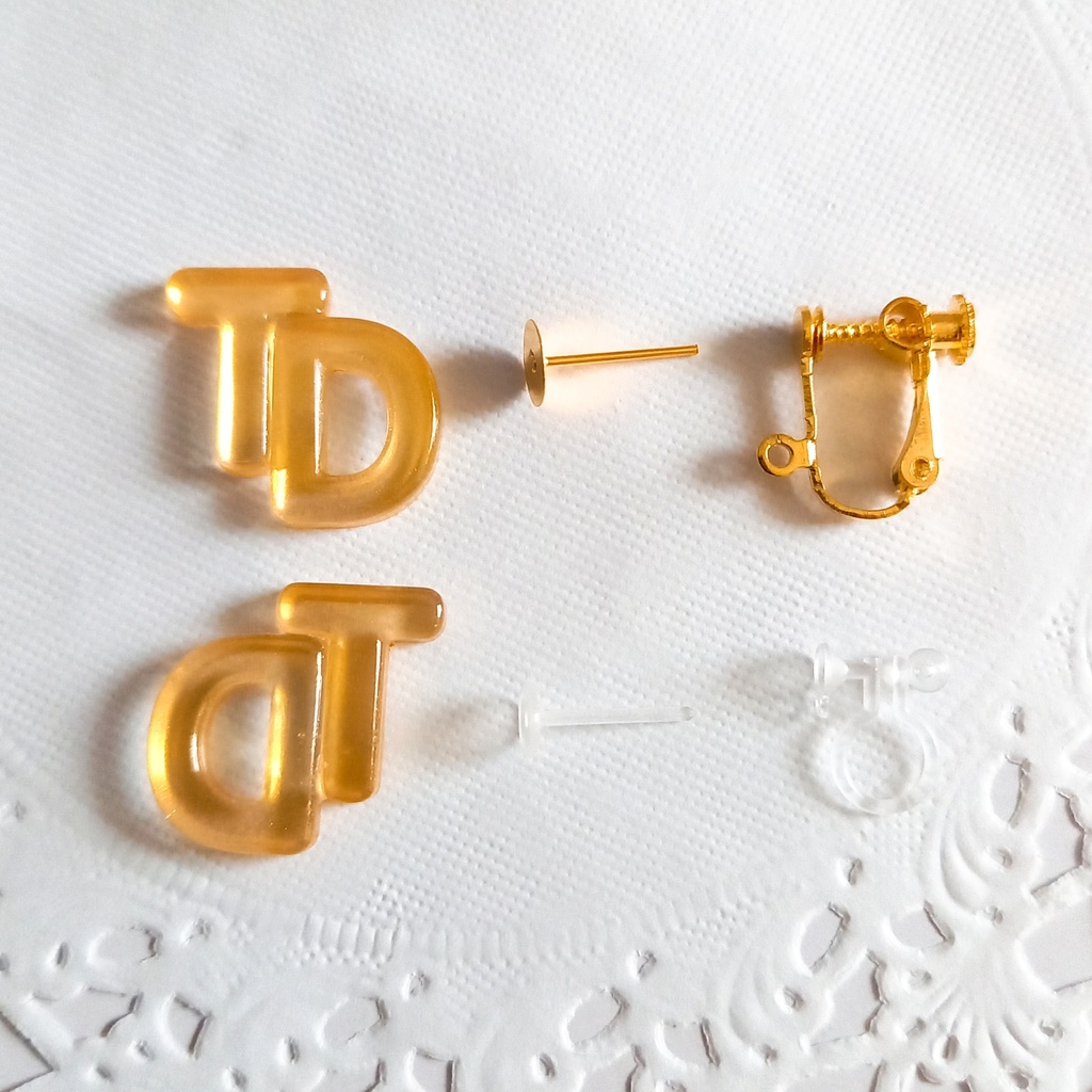 アルファベット ダービー ミニ ピアス イヤリング(送料込み)