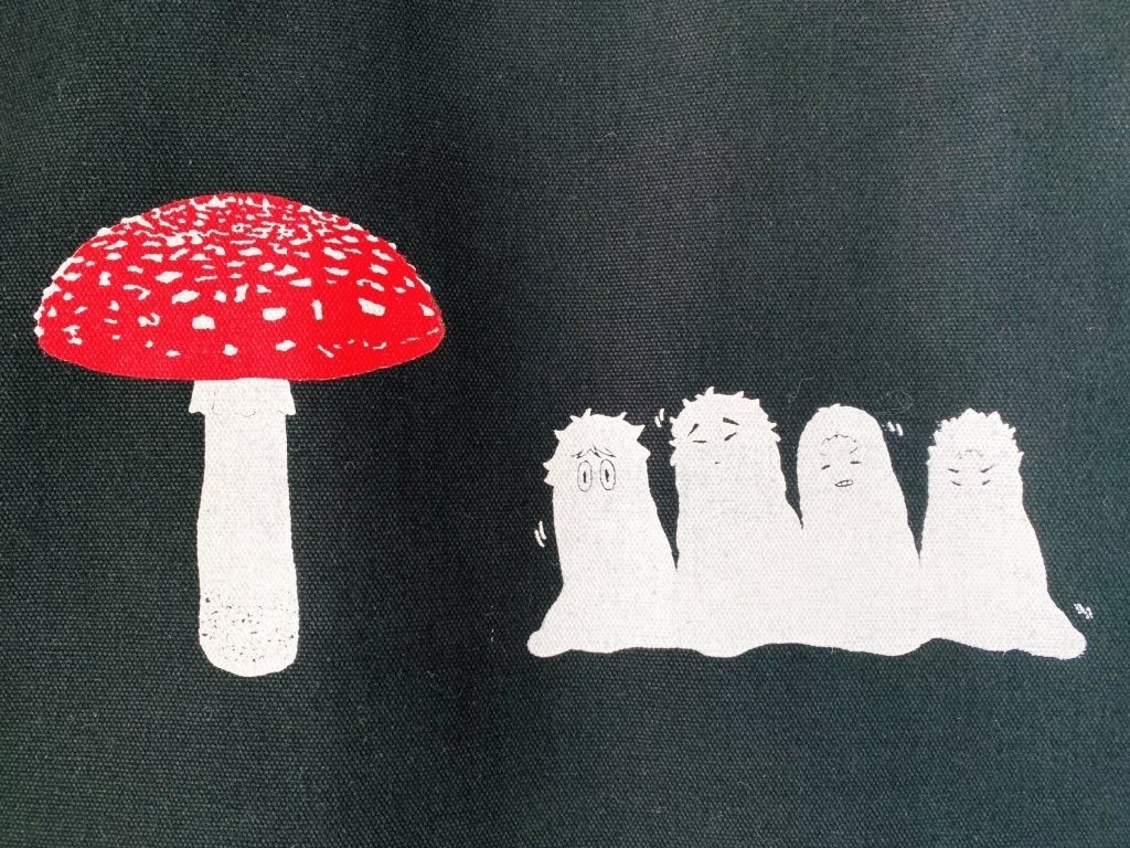 キノコを狙ういきものトート ブラック