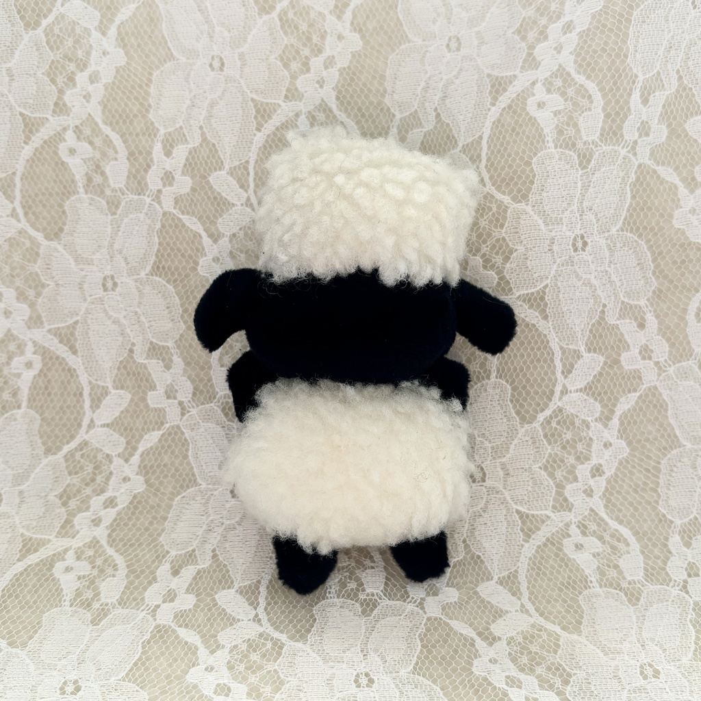 角刈り黒ひつじちゃん‼️(あか)