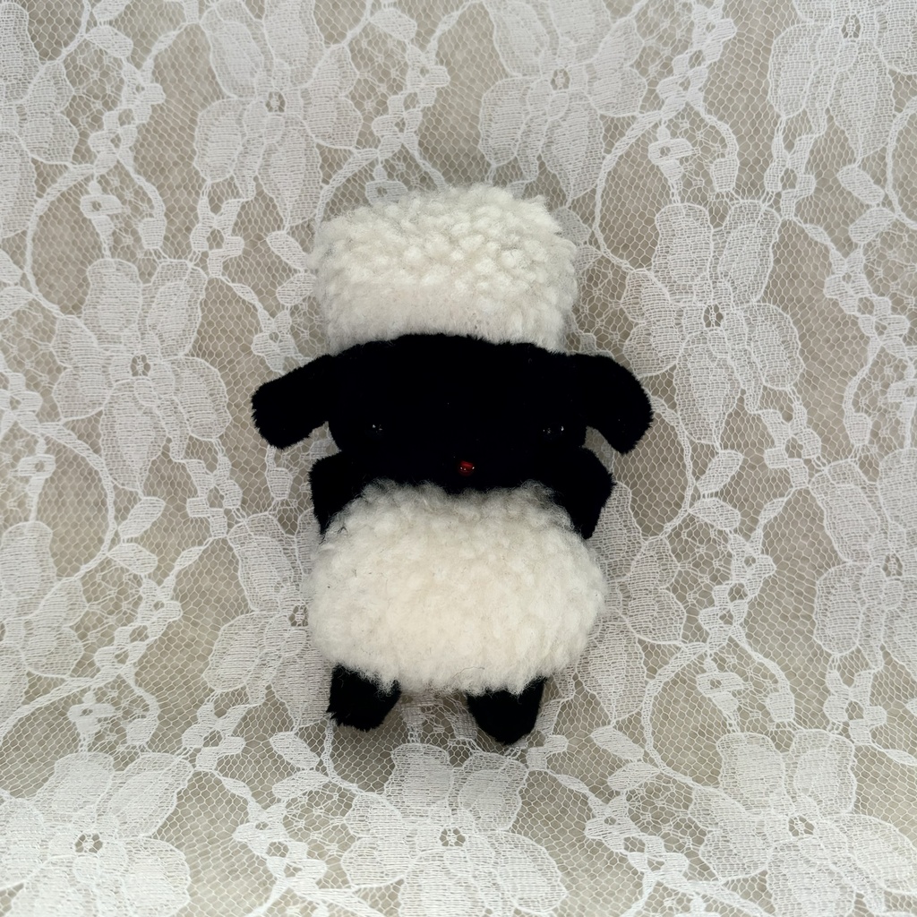 角刈り黒ひつじちゃん‼️(あか)