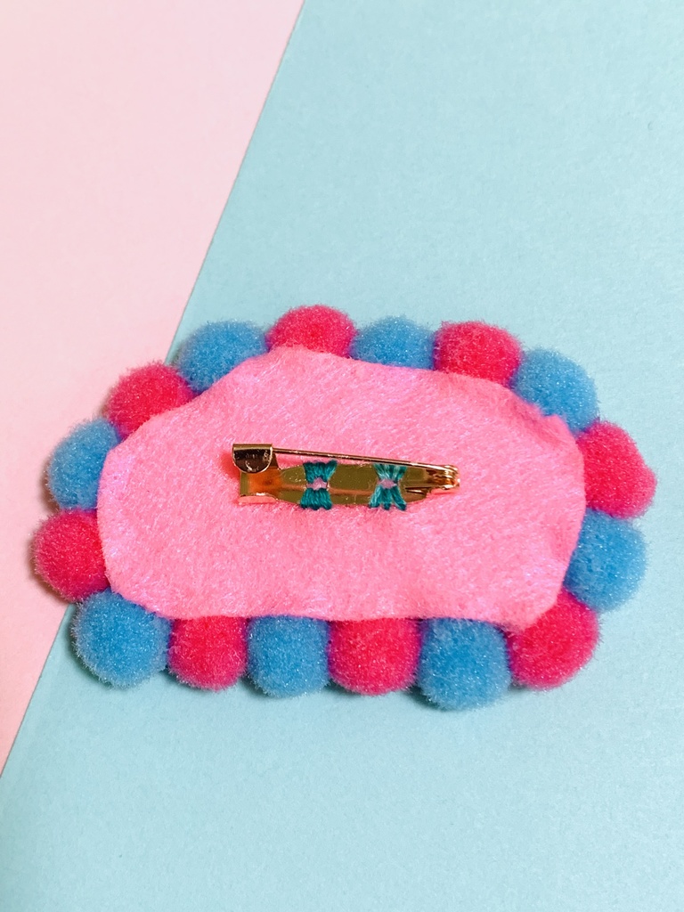 タイ語 刺繍バッジ น่ารัก(ナーラック・かわいい)文字色:ターコイズブルー