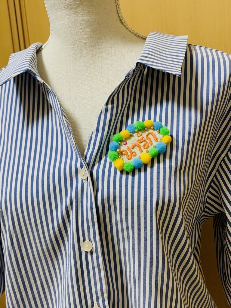 タイ語 刺繍バッジ น่ารัก(ナーラック・かわいい)文字色:オレンジ