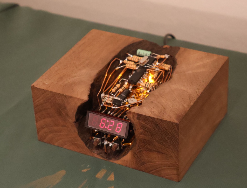 空中配線時計(地底都市)