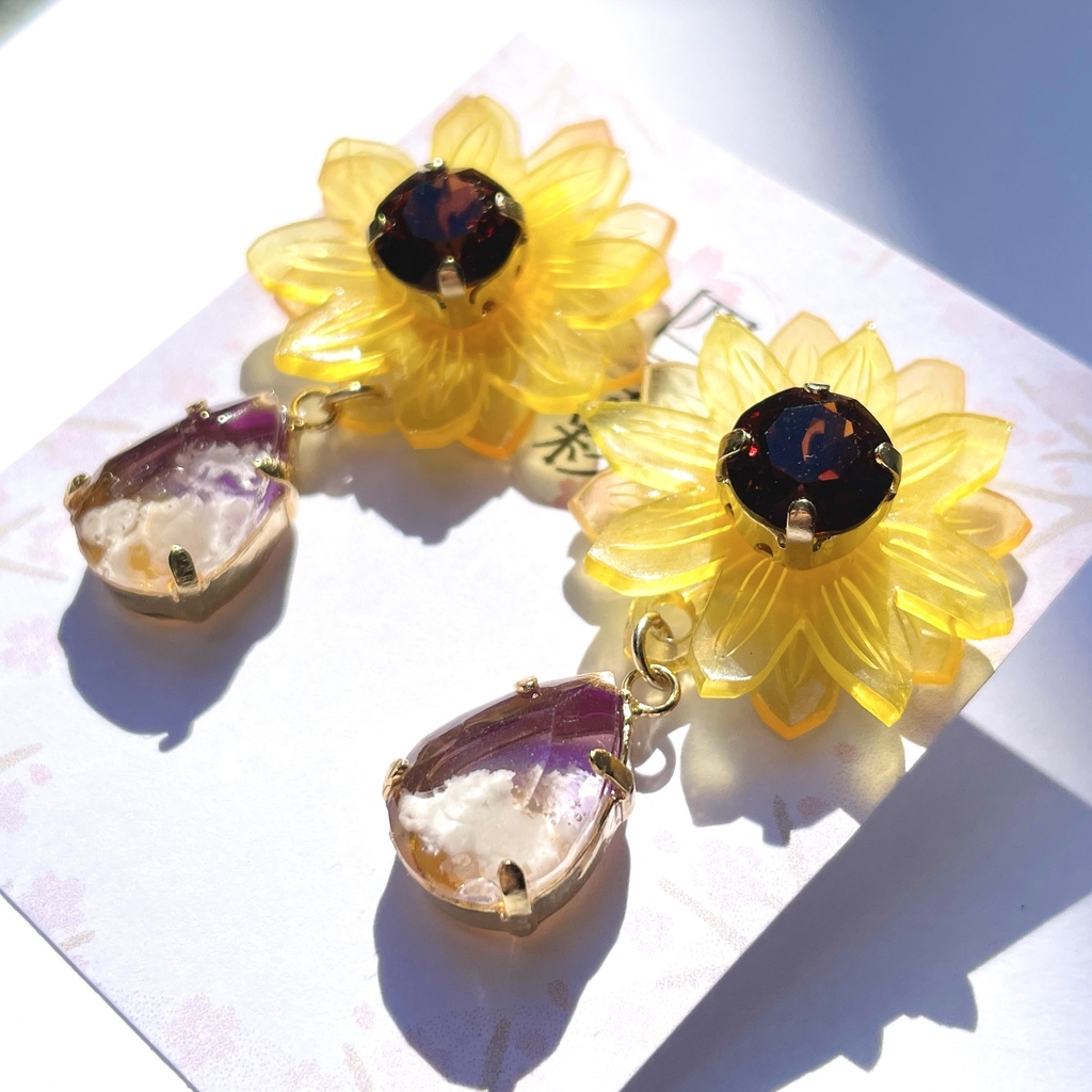 ひまわり鉱石の耳飾り/レジン×プラ板|大きめインパクトアクセサリー