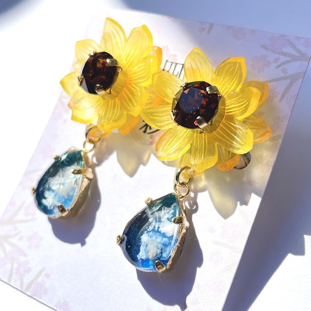 ひまわり鉱石の耳飾り／レジン×プラ板｜大きめインパクトアクセサリー