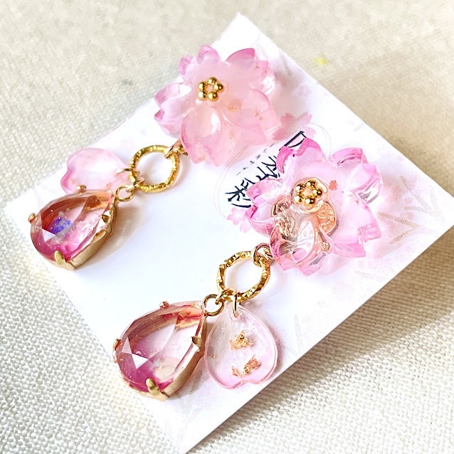 さくら鉱石のイヤリング|レジン×金箔のアクセサリー・透明感イヤリング