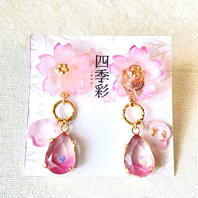 さくら鉱石のイヤリング|レジン×金箔のアクセサリー・透明感イヤリング