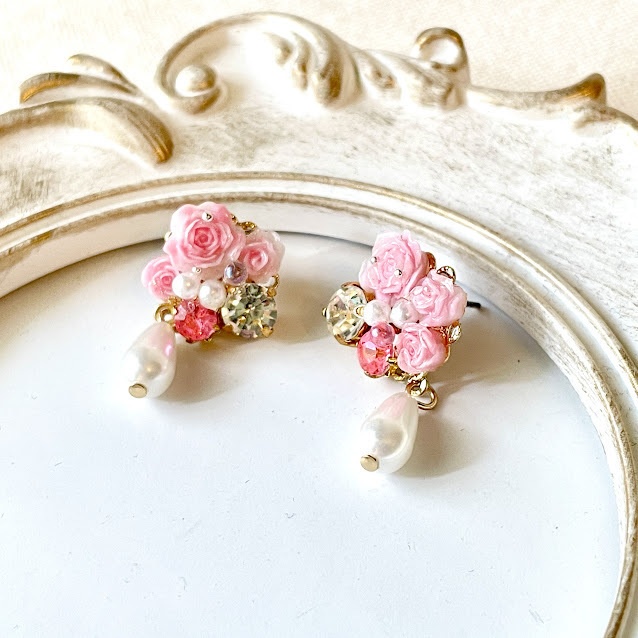 薔薇とパールのピアス|ピンク×ホワイトの上品かわいいアクセサリー/ビジュー付き