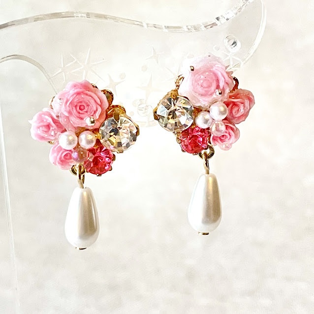 薔薇とパールのピアス｜ピンク×ホワイトの上品かわいいアクセサリー／ビジュー付き