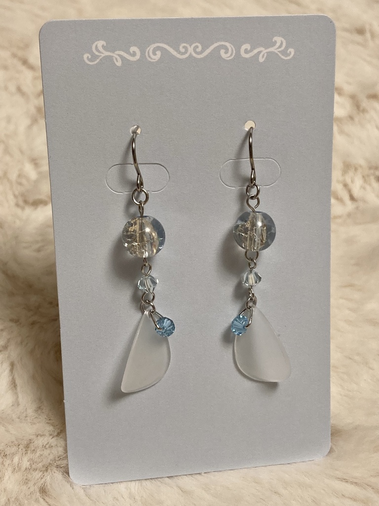 クラックビーズと花びらのピアス