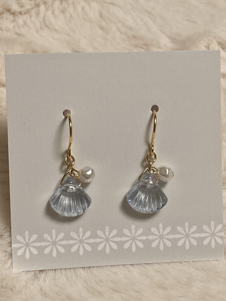 シルバーブルーのシェルピアス