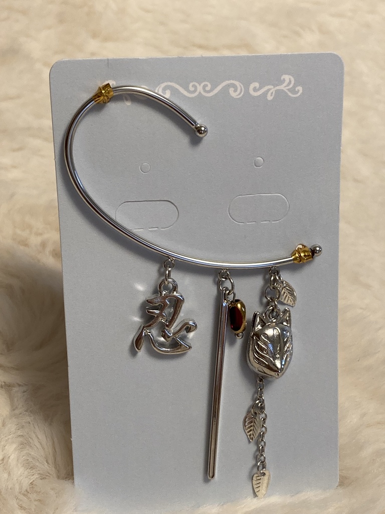 狐面と忍のイヤーフック(銀)(右耳用)