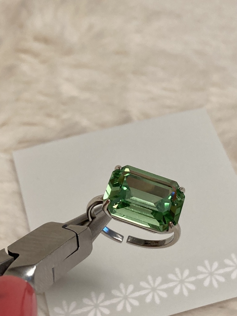 でっかい緑スワロのリング