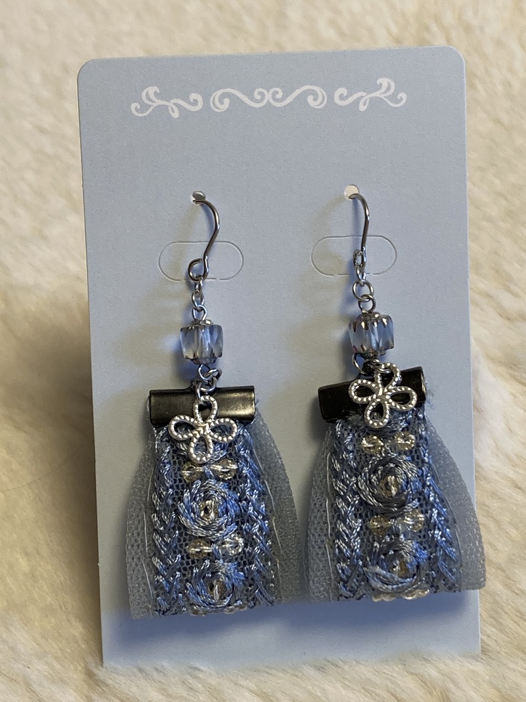 インド刺繍リボンのピアス(青)