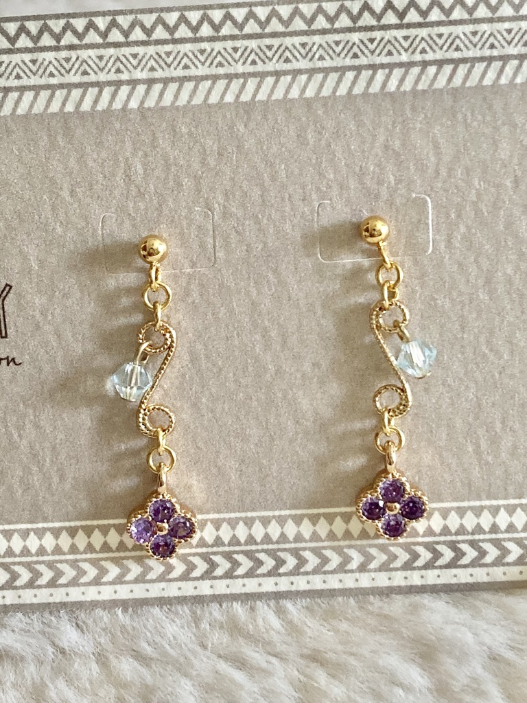 紫のジルコニアピアス