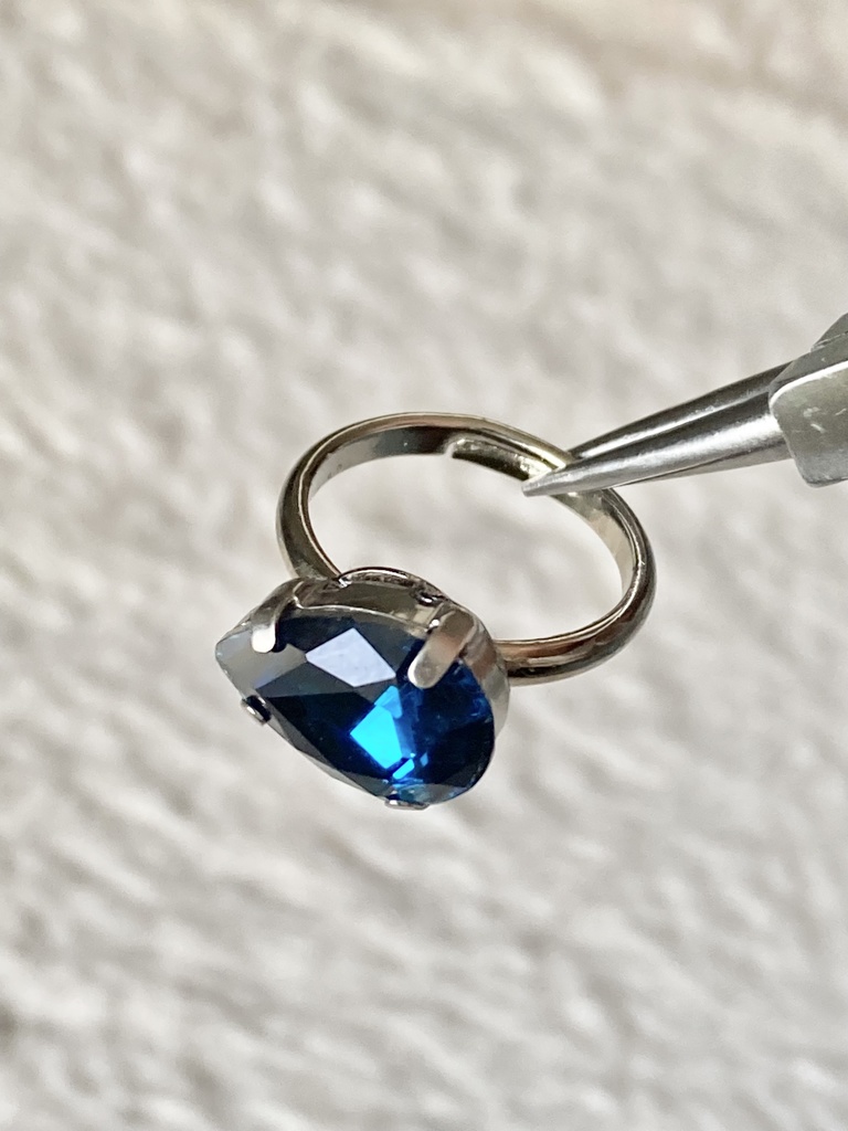 しずぐ型ガラスストーンのリング(ブルー)