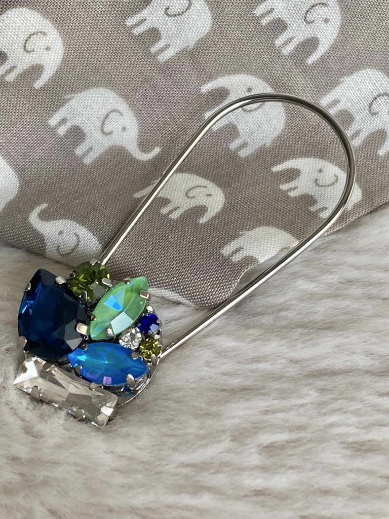 青色ガラスストーンとピンブローチ