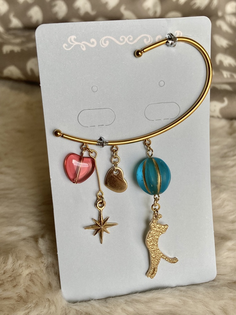 ボールに戯れる猫ちゃんイヤーフック