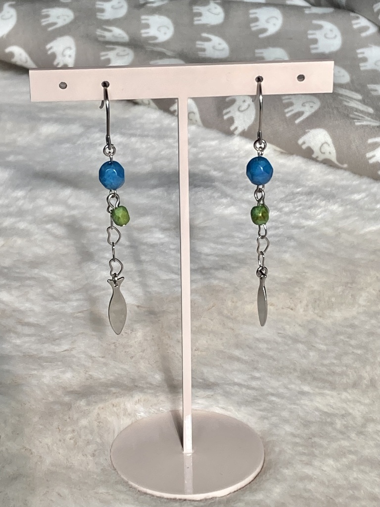 揺れる魚のピアス