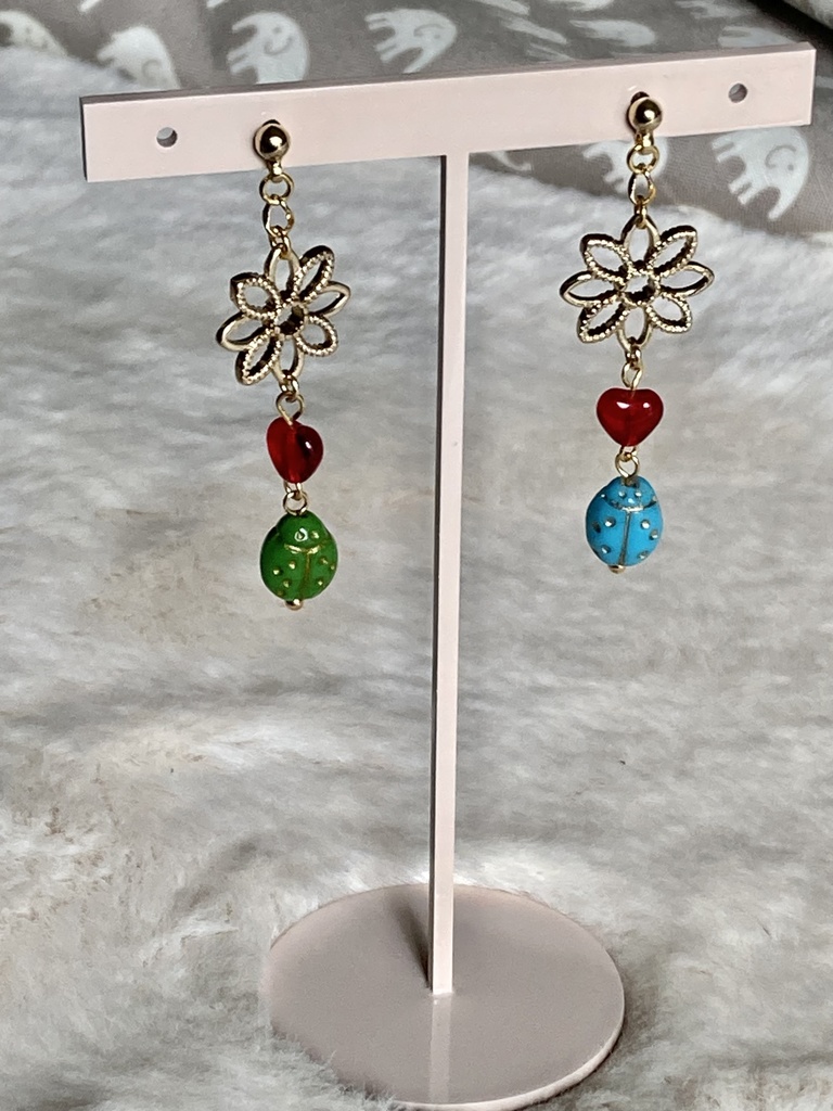 推し色てんとう虫のピアス